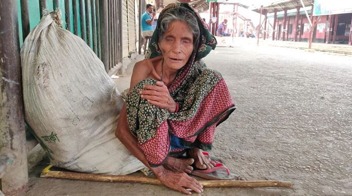 করোনার ভয়ে অসুস্থ মাকে ট্রেনে তুলে দিল ছেলে!  