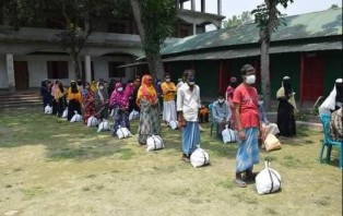 বেলকুচিতে বাংলাদেশ এডমিনিস্ট্রেটিভ সার্ভিস এসোসিয়েশনের উদ্যোগে খাদ্য সামগ্রী বিতরণ      