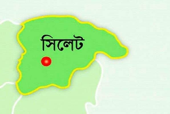 শিক্ষাপ্রতিষ্ঠান খুলে দেয়ার দাবিতে রাস্তায় বসে ক্লাস করলেন শিক্ষার্থীরা