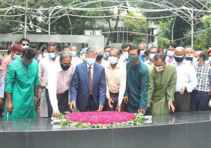 বঙ্গবন্ধুর প্রতিকৃতিতে জবি উপাচার্যের পুষ্পস্তবক অর্পণ  