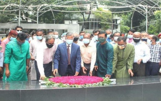 বঙ্গবন্ধুর প্রতিকৃতিতে জবি উপাচার্যের পুষ্পস্তবক অর্পণ  