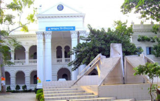 টিকা দিতে জবি শিক্ষার্থীদের জাতীয় পরিচয়পত্র সংগ্রহ শুরু 
