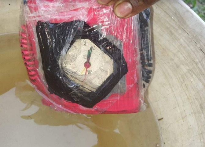 গোবিন্দগঞ্জে টাইম বোমা উদ্ধার করেছে পুলিশ