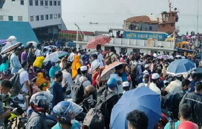শিমুলিয়া-বাংলাবাজার ঘাটে যাত্রীদের উপচে পড়া ভিড়