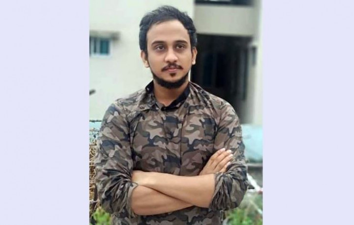 তবু আমি ঠায় বসে আছি 