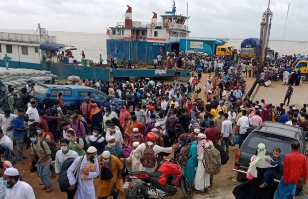 বন্ধ ঘোষণার পরও শিমুলিয়া-বাংলাবাজার নৌরুটের ফেরিতে যাত্রীদের ভিড়