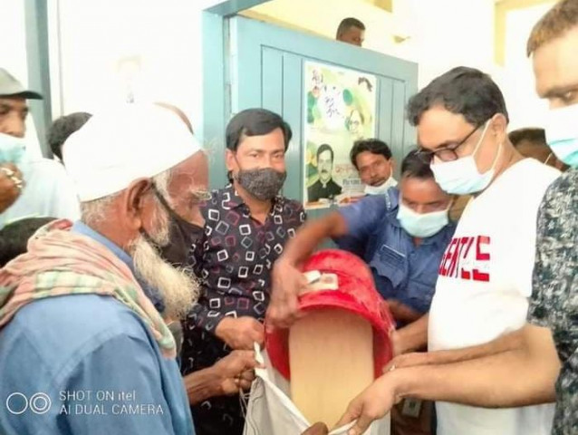 উল্লাপাড়ায় ২৪'শ হতদরিদ্রদের মাঝে ভিজিএফ এর চাল বিতরণ 