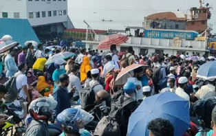 শিমুলিয়া ঘাটে ঘরমুখো মানুষের ভিড়