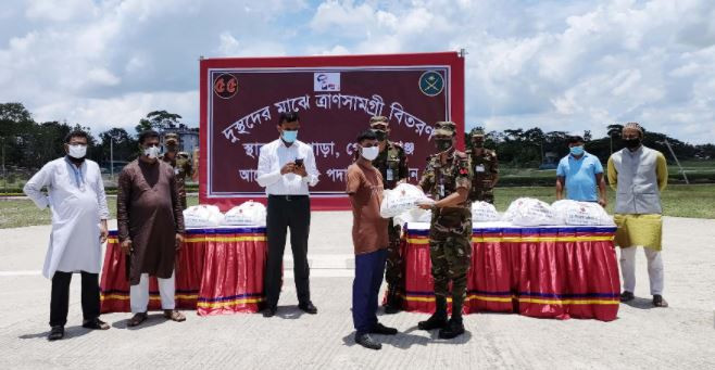 টুঙ্গিপাড়ায় ৫'শ অসহায় পরিবারকে ত্রাণ দিলেন সেনাবাহিনী