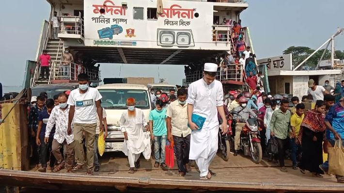 দৌলতদিয়া ফেরিঘাটে আসছেন ঢাকামুখী হাজারো মানুষ