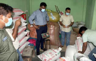 ফুলবাড়ীতে ওএমএমের চাল মুদি দোকানে, জরিমানাসহ মুচলেকা