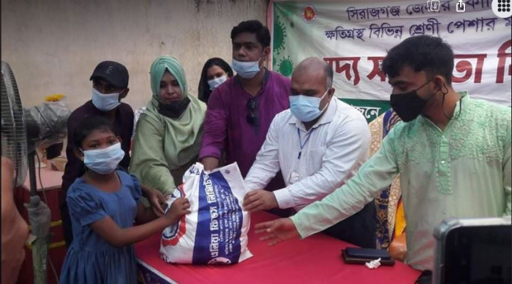 রাজিবপুর প্রতিবন্ধী বিদ্যালয়ে করোনায় ক্ষতিগ্রস্থ শিক্ষার্থীদের ত্রাণ দিলেন- জেলা প্রশাসক