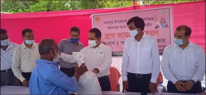 সদরপুরে নদী ভাঙনে ক্ষতিগ্রস্থ পরিবারের মাঝে প্রধানমন্ত্রীর উপহার সামগ্রী বিতরণ