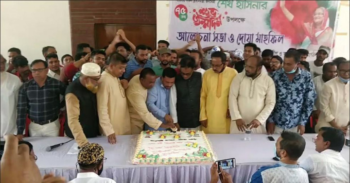 টুঙ্গিপাড়ায় দোয়া মোনাজাত ও কেককেটে প্রধানমন্ত্রীর জন্মদিন উদযাপন