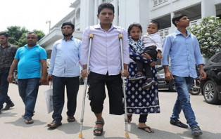 পা হারানো রাসেলকে আরও ২০ লাখ টাকা দিয়েছে গ্রিনলাইন