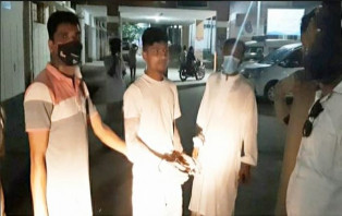 যৌতুক না দেয়ায় গৃহবধুকে এসিড নিক্ষেপ, অভিযুক্ত স্বামী ও শশুর আটক