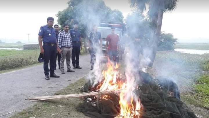সালথায় দেড় লক্ষ টাকার কা‌রেন্ট জাল ও চায়না দুয়ারী পু‌ড়ি‌য়ে ধ্বংস