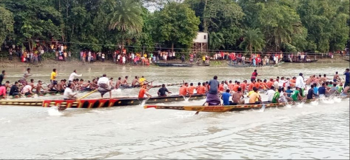সালথার ইমাম বাড়িতে ঐতিহ্যবাহী নৌকা বাইচ প্রতিযোগিতা অনুষ্ঠিত