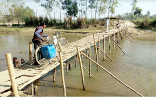 যেখানে সাঁকো আর নৌকা-ই একমাএ ভরসা, সেখানে এখন ব্রিজ হবে এলাকাবাসীর চোখে মুখে আনন্দের ঝিলিক