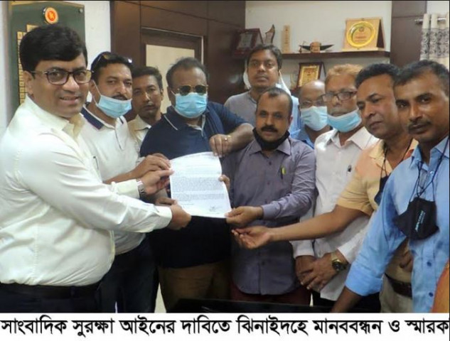 সাংবাদিক সুরক্ষা আইনের দাবিতে ঝিনাইদহে মানববন্ধন কর্মসূচী পালিত, প্রধানমন্ত্রী বরাবর স্মারকলিপি পেশ