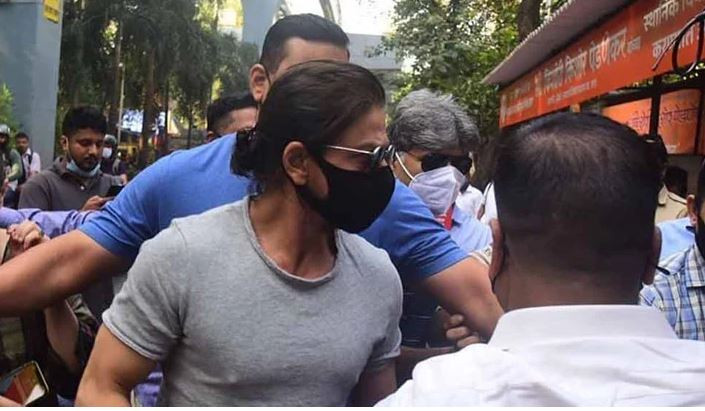ছেলের সঙ্গে মুম্বাইয়ের জেলখানায় দেখা করলেন শাহরুখ