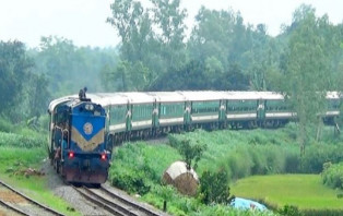 এক মোটরসাইকেলে ৪ জন, ট্রেনে কাটা পড়ে ছেলেসহ বাবা-মা নিহত