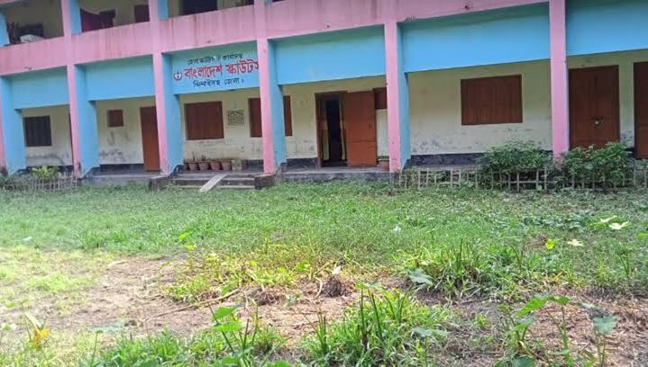 ঝিনাইদহের স্কাউট ভবনের কার্যক্রমে অব্যবস্থাপনা,  গরু  ছাগলের ঘাস জন্মেছে মাঠে