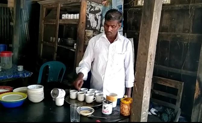 ১০০ টাকায় মিলল চাকরি, চায়ের দোকানির পরিবারে খুশির বন্যা
