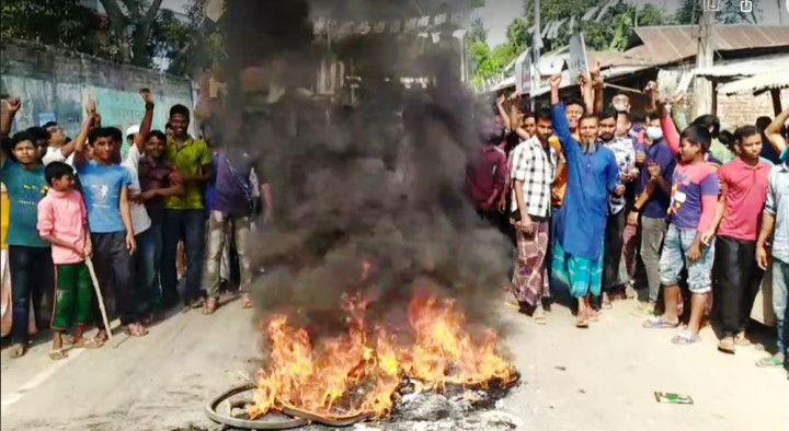 গাইবান্ধায় ইউপি মেম্বর হত্যার প্রতিবাদে বিক্ষোভ ভাংচুর ও সড়ক অবরোধ