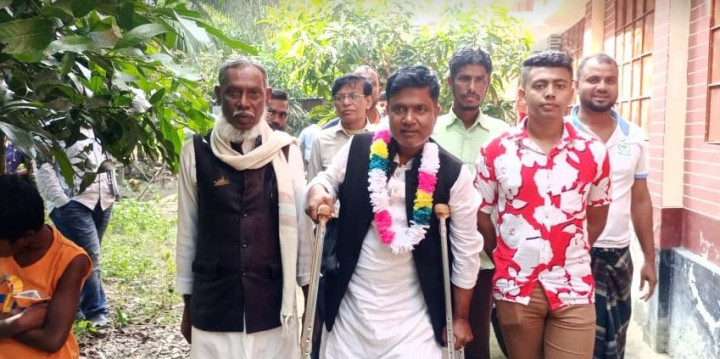 ক্রাচে ভর করে জনগণের সাথে শুভেচ্ছা বিনিময় করেন নব-নির্বাচিত ইউপি চেয়ারম্যান খন্দকার শাহীন