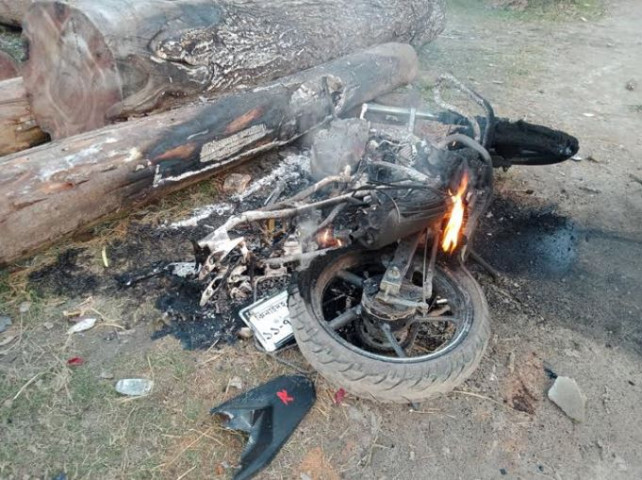 শৈলকুপায় ৩ মটরসাইকেলে আগুন, আহত ৭