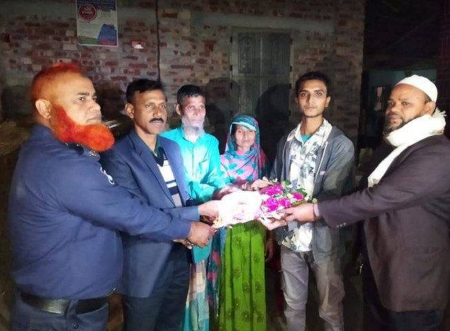 পুলিশে চাকরী, প্রার্থীর বাড়িতে মিষ্টি ও ফুল নিয়ে হাজির ওসি প্রদিপ