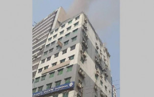 রাজধানীর বাংলামোটরে রাহাত টাওয়ারে আগুন