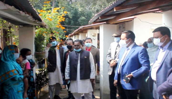 নবীরুন-মনিকে সম্মাননা জানালেন ফরিদপুরের জেলা প্রশাসক