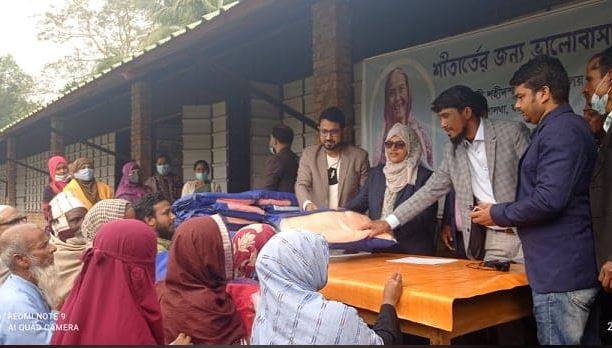 সালথায় শীতার্তদের মাঝে সমকালের কম্বল বিতরন