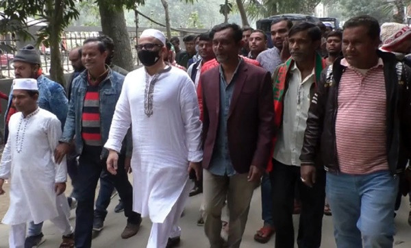 চাচার জানাজায় প্রকাশ্যে দেখা গেল মুরাদ হাসানকে!