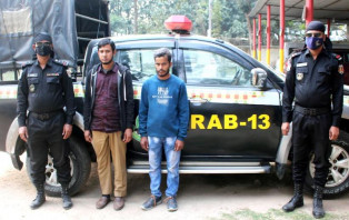 র‌্যাবের অভিযানে ফেন্সিডিলসহ প্রাইভেট কার জব্দ, গ্রেপ্তার ২