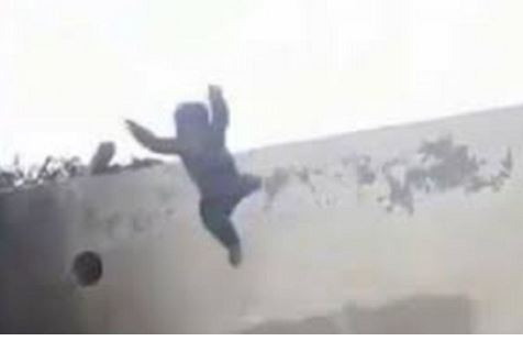 ছাদ থেকে পড়ে শিশুর মৃত্যু