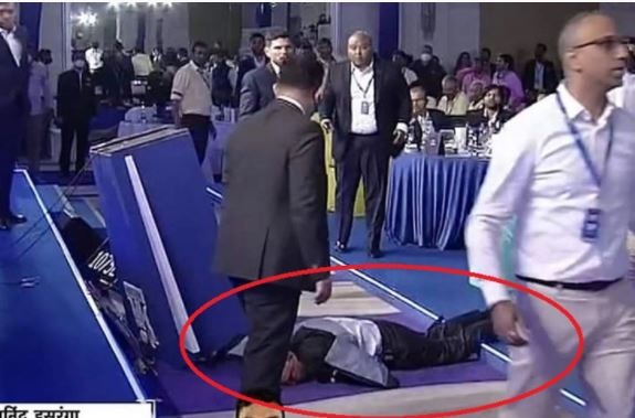 জ্ঞান হারিয়ে মাটিতে লুটিয়ে পড়লেন উপস্থাপক, আইপিএল নিলাম বন্ধ