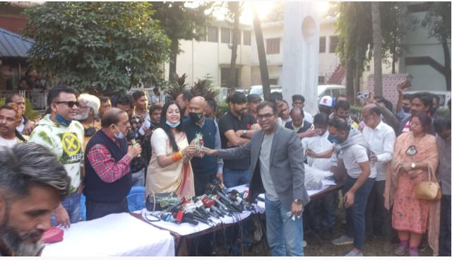 ফের চেয়ারে বসে নিপুণ বললেন, ‘আমি দায়িত্ব চালিয়ে যাব’