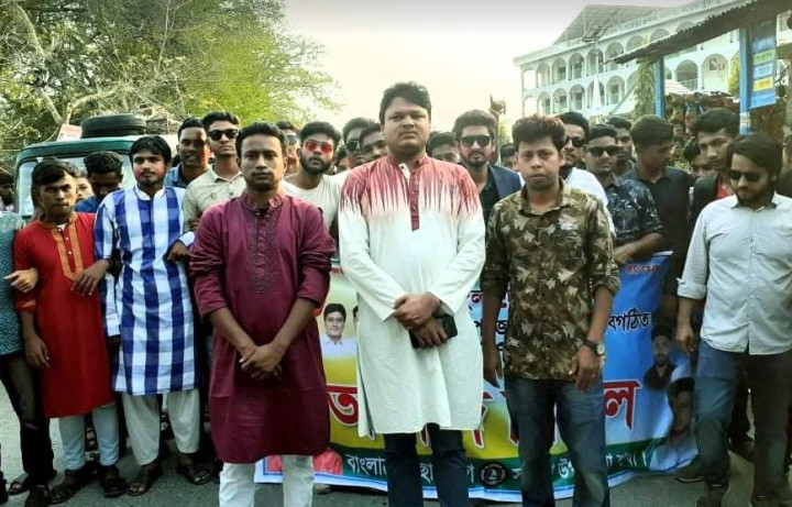 সালথা উপজেলা ছাত্রলীগের আনন্দ মিছিল 