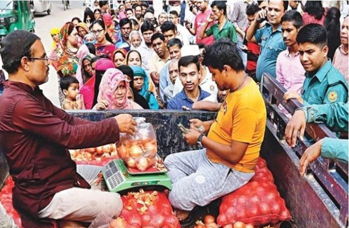 এবার পুলিশ পাহারায় টিসিবি পণ্য বিক্রি