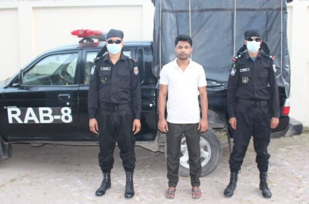 সালথায় র‍্যাবের হাতে মাদক ব্যবসায়ী আটক
