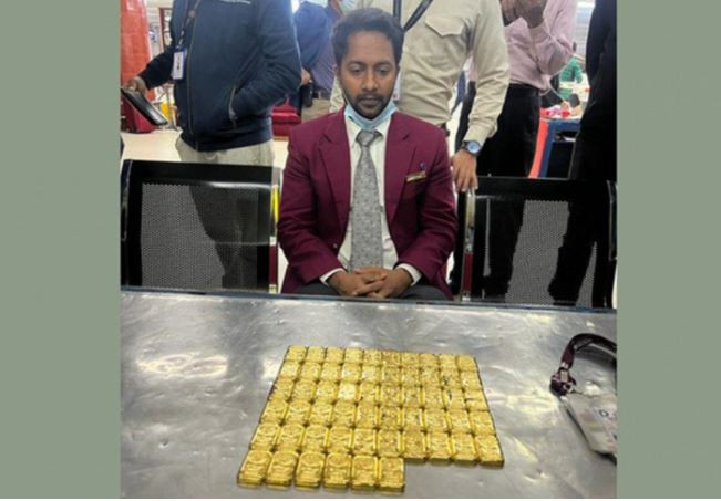 বিমানবন্দরে ৬ কেজি স্বর্ণসহ কাতার এয়ারওয়েজের কর্মী আটক