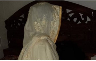 স্ত্রীর স্বীকৃতি চেয়ে তরুণীর অনশন