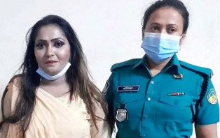 ‌আস্তানা ঘেরাও করে মাদক কারবারি কুলসুমকে গ্রেফতার