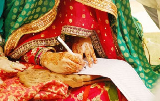 ভাতিজাকে বিয়ে করতে স্বামীকে তালাক দিলেন চাচি