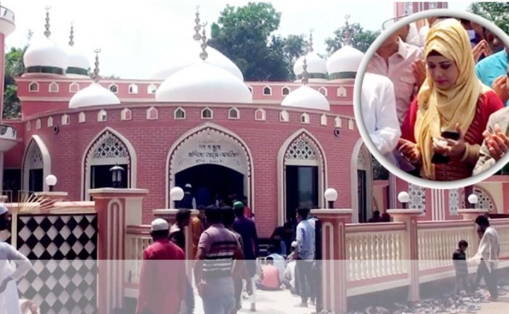 মায়ের নামে ২ কোটি টাকার মসজিদ নির্মাণ করেছেন নায়িকা রোজিনা