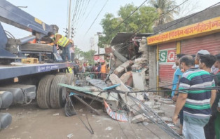 দোকানে ঢুকে পড়ল বাস, নিহত ১
