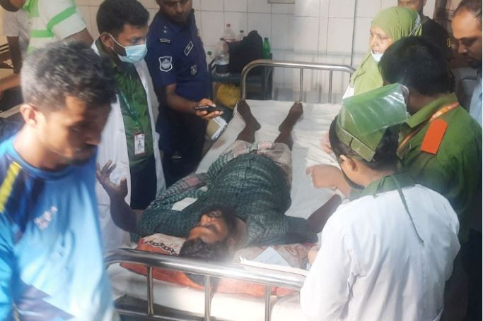 দুই গ্রুপের সংঘর্ষে গুলিবিদ্ধসহ আহত ১০